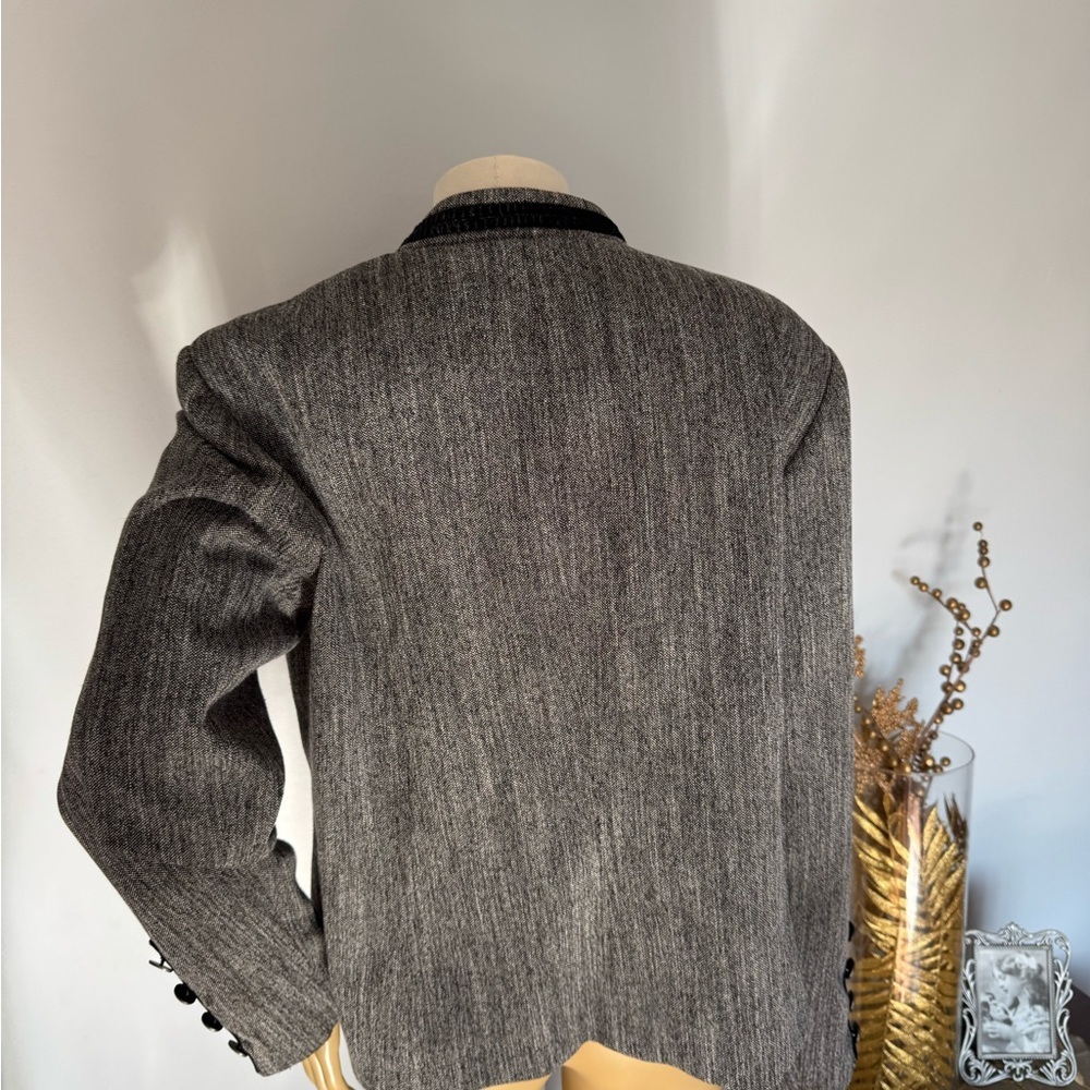 Conrad C Women's Military-Style Jacket with gorgeous buttons. Ptp 23”length22.5” - Picture 12 of 14